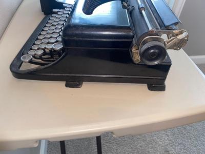ANTIQUE ROYAL TYPEWRITER AND VINTAGE DESK LAMP