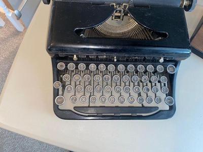 ANTIQUE ROYAL TYPEWRITER AND VINTAGE DESK LAMP