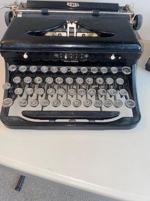 ANTIQUE ROYAL TYPEWRITER AND VINTAGE DESK LAMP