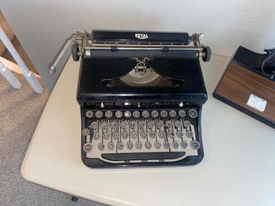 ANTIQUE ROYAL TYPEWRITER AND VINTAGE DESK LAMP