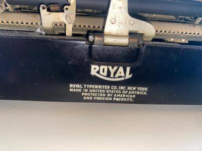 ANTIQUE ROYAL TYPEWRITER AND VINTAGE DESK LAMP