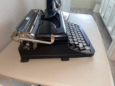 ANTIQUE ROYAL TYPEWRITER AND VINTAGE DESK LAMP