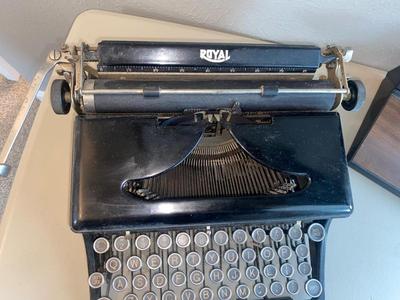 ANTIQUE ROYAL TYPEWRITER AND VINTAGE DESK LAMP