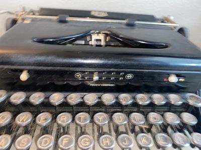 ANTIQUE ROYAL TYPEWRITER AND VINTAGE DESK LAMP