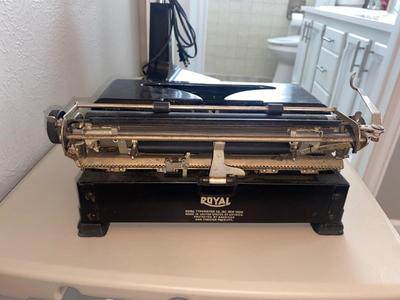 ANTIQUE ROYAL TYPEWRITER AND VINTAGE DESK LAMP