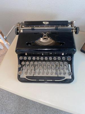 ANTIQUE ROYAL TYPEWRITER AND VINTAGE DESK LAMP