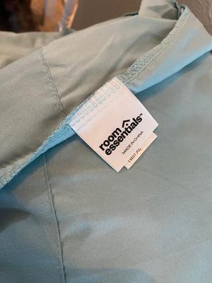 TWIN XL MATTRESS TOPPER AND 2 SETS OF TWIN XL SHEETS AND 1 SET OF KING SIZE SHEETS