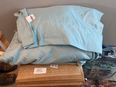 TWIN XL MATTRESS TOPPER AND 2 SETS OF TWIN XL SHEETS AND 1 SET OF KING SIZE SHEETS