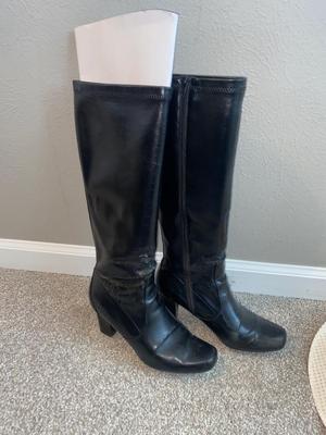 KOHL’S WOMENS BOOTS SIZE 8-1/2 AND HAT SIZE 7-1/8 “GO BEARS!”
