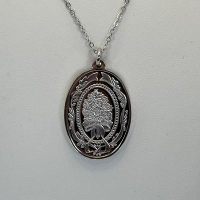 Lot 326: Franklin Mint 1982 Flower Bouquet Sterling Silver Pendant Necklace, 2-Sided w/Friend Verse