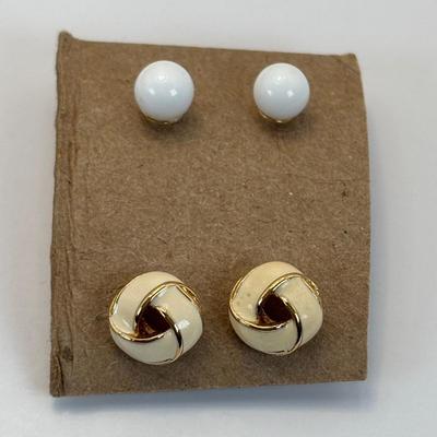 Lot 331: Johnathan Livingston Seagull Pendant Necklace, H. Barlett 1973 Bronze, Wade Pottery Starfish Dish, Monet Starfish Brooch,...