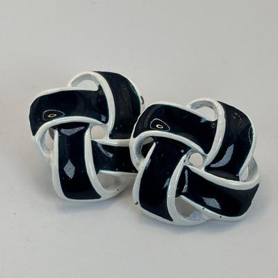 Lot 331: Johnathan Livingston Seagull Pendant Necklace, H. Barlett 1973 Bronze, Wade Pottery Starfish Dish, Monet Starfish Brooch,...