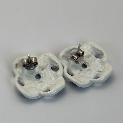 Lot 331: Johnathan Livingston Seagull Pendant Necklace, H. Barlett 1973 Bronze, Wade Pottery Starfish Dish, Monet Starfish Brooch,...