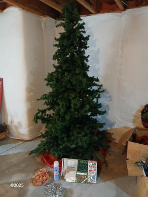 Beautiful 8-foot-tall Christmas tree with storage bag- two boxes of lights and more!