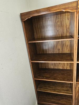 Nice sturdy bookshelf. They don't make them like this anymore!!