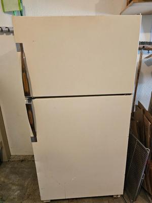 Working 18.6 Cu. Ft. Frostless Refrigerator-Freezer Model HMG 19474