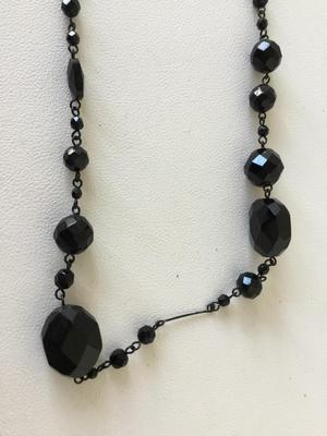 Black glass type fashion necklace