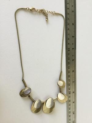 Beautiful gold tone unmarked fashion necklace