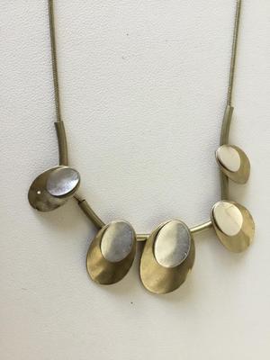 Beautiful gold tone unmarked fashion necklace