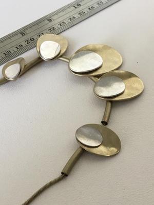 Beautiful gold tone unmarked fashion necklace