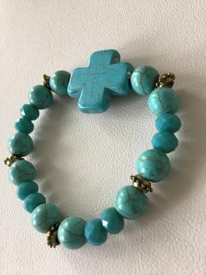 Beautiful turquoise howlite type beaded bracelet