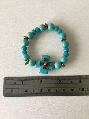 Beautiful turquoise howlite type beaded bracelet