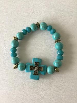 Beautiful turquoise howlite type beaded bracelet