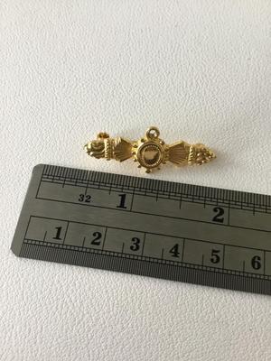 Unmarked beautiful vintage pin