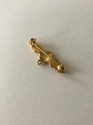 Unmarked beautiful vintage pin