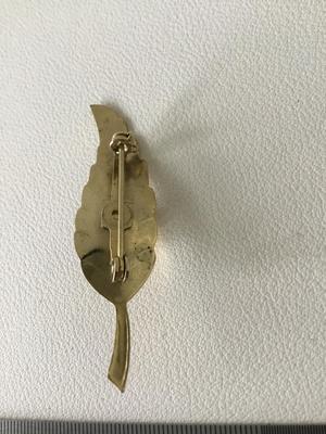 Gold tone leaf pin vintage