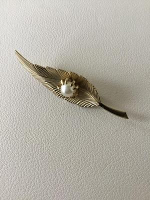 Gold tone leaf pin vintage