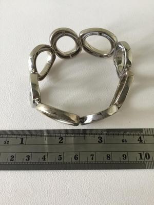 Silver tone stretchy bracelet