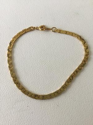 Unmarked chain bracelet