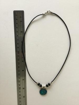 Unmarked fashion cord necklace