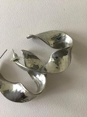 Beautiful unmarked fashion earrings