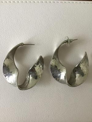 Beautiful unmarked fashion earrings