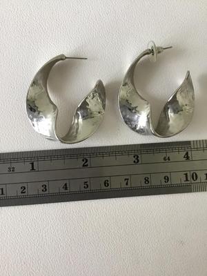 Beautiful unmarked fashion earrings