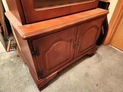 Lot #262 Wooden Gun Cabinet - Room for 6 Rifles - has key