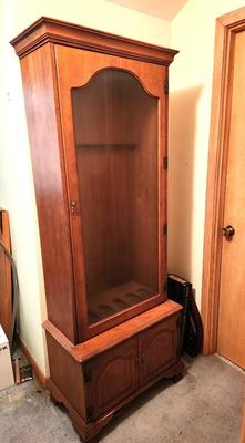 Lot #262 Wooden Gun Cabinet - Room for 6 Rifles - has key