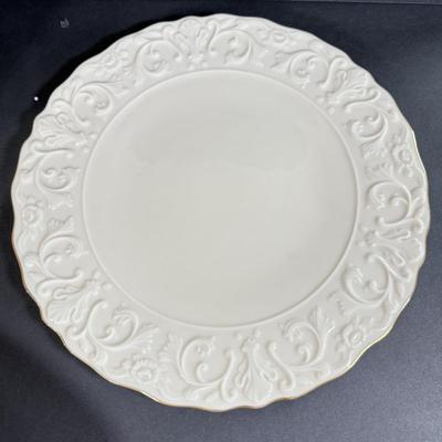 LOT 3D: Lenox Serving Ware Collection: Bowl, Plates & Platter