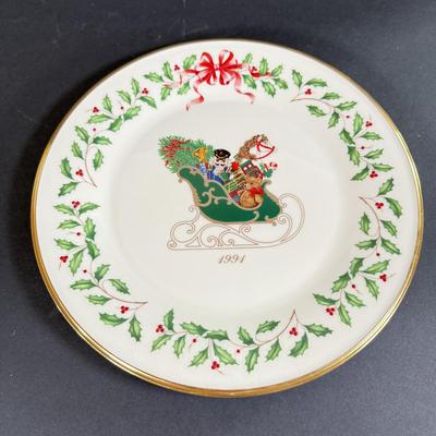 LOT 7D: Lenox Plates: Colonial Christmas Wreath, Holiday Platter & Holiday Hostess Collection