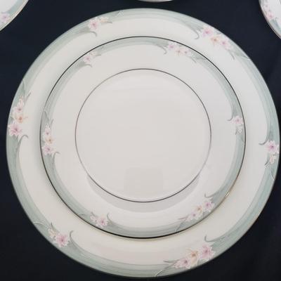 Royal Doulton "Sophistication" China, 60+ Pieces (PB-KD)