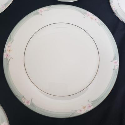 Royal Doulton "Sophistication" China, 60+ Pieces (PB-KD)