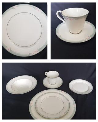 Royal Doulton "Sophistication" China, 60+ Pieces (PB-KD)