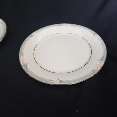 Royal Doulton "Sophistication" China, 60+ Pieces (PB-KD)