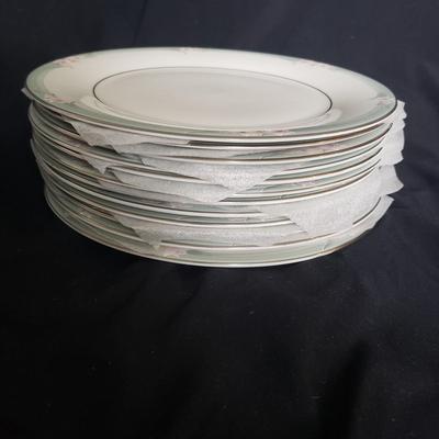 Royal Doulton "Sophistication" China, 60+ Pieces (PB-KD)