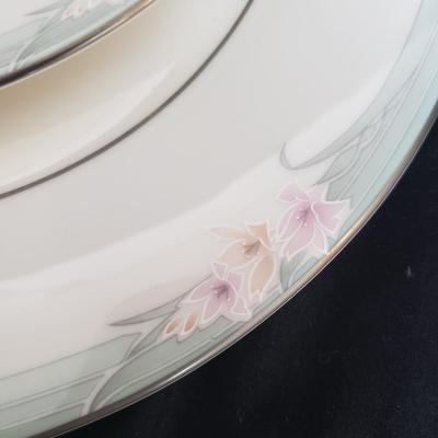 Royal Doulton "Sophistication" China, 60+ Pieces (PB-KD)