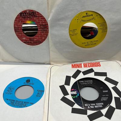 LOT 188B: Stack of 45s Vinyl (Dozens of Records) - James Taylor, Frank Sinatra, Moody Blues and Much More