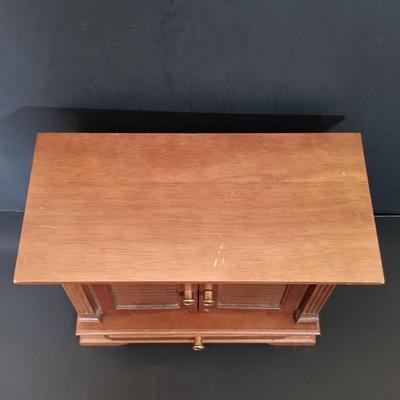 LOT 113B: The Franklin Mint Aces & Eights Poker Set