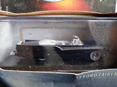 Hot wheels 57' Ford Fairlane with two loose cars